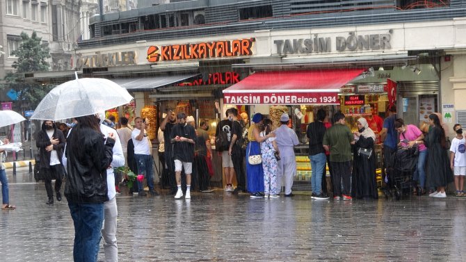 Taksim’de Sağanak Yağış Vatandaşlara Zor Anlar Yaşattı