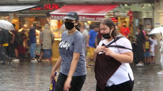 Taksim’de Sağanak Yağış Vatandaşlara Zor Anlar Yaşattı