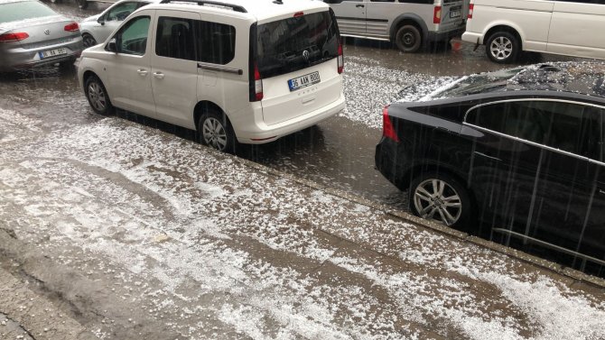 Dolu Yağışı Her Yeri Beyaza Bürüdü