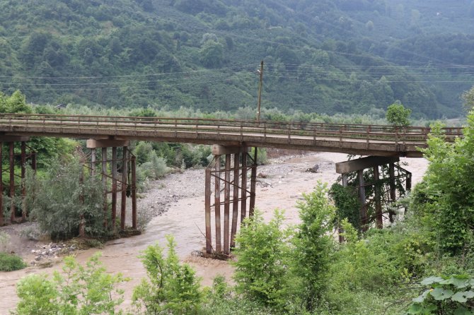 Sel Felaketinde 7 Mahalleyi Bağlayan Köprünün Ayaklarında Hasar Oluştu