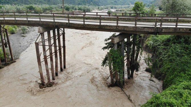Sel Felaketinde 7 Mahalleyi Bağlayan Köprünün Ayaklarında Hasar Oluştu