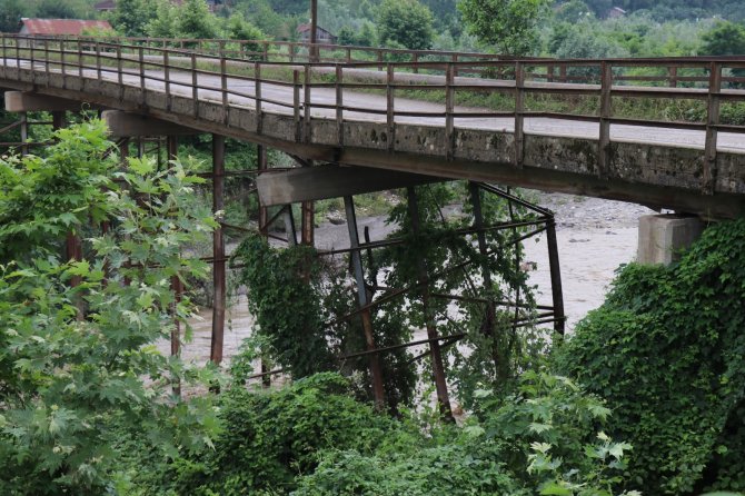 Sel Felaketinde 7 Mahalleyi Bağlayan Köprünün Ayaklarında Hasar Oluştu