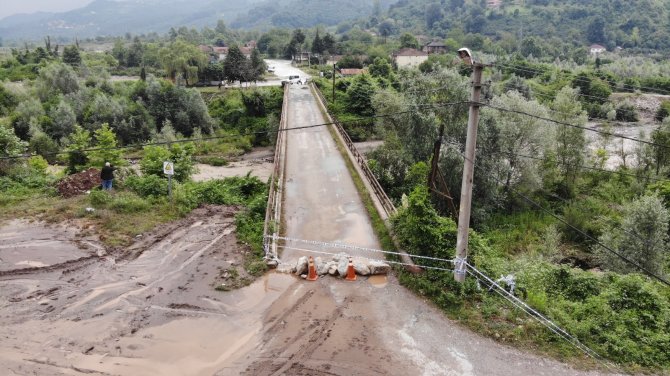 Sel Felaketinde 7 Mahalleyi Bağlayan Köprünün Ayaklarında Hasar Oluştu