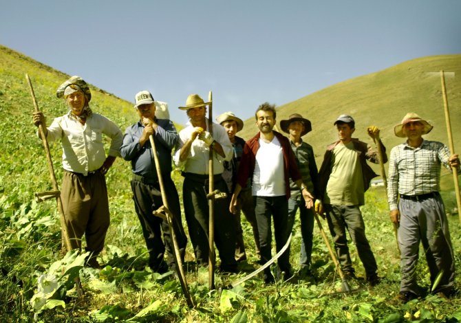 Yüksekovalı Öğretmen Köylerin Güzelliğini Fotoğrafladı