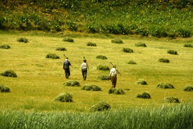 Yüksekovalı Öğretmen Köylerin Güzelliğini Fotoğrafladı