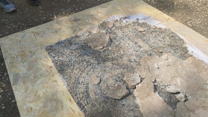 Bir Evin Zemininde Bulunan Mozaikler İçin Kurtarma Çalışmaları Tamamlandı
