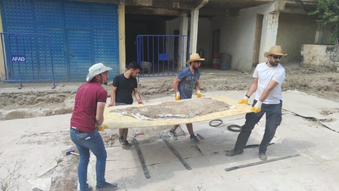 Bir Evin Zemininde Bulunan Mozaikler İçin Kurtarma Çalışmaları Tamamlandı