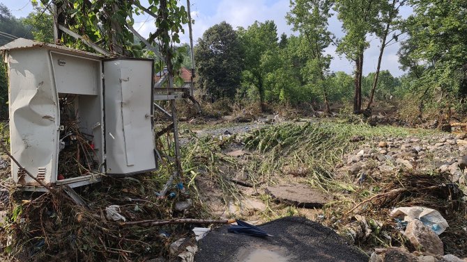 Baraj Kapakları Açıldı, Evler Sular Altında Kaldı