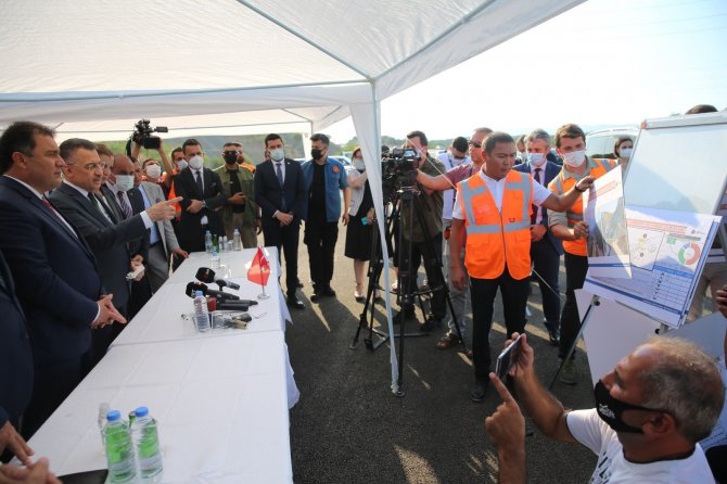 Cumhurbaşkanı Yardımcısı Oktay, Kktc’deki Kuzey Çevre Yolu’nda İncelemelerde Bulundu