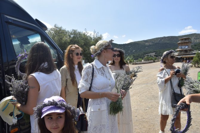 Kültür Ve Turizm Bakanı’nın Eşi Pervin Ersoy, Lavanta Bahçesini Gezdi