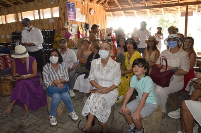Kültür Ve Turizm Bakanı’nın Eşi Pervin Ersoy, Lavanta Bahçesini Gezdi