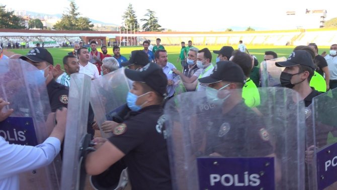 Maçın Bitiş Düdüğü İle Saha Karıştı, Polis Olaya Müdahale Etti