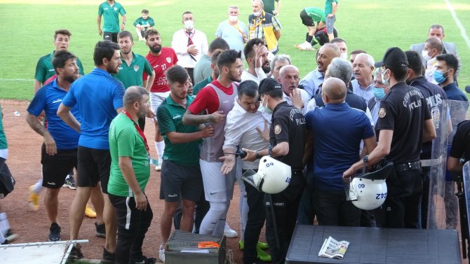 Maçın Bitiş Düdüğü İle Saha Karıştı, Polis Olaya Müdahale Etti