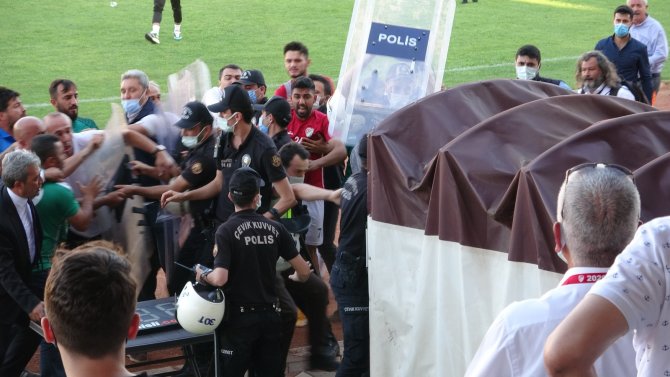 Maçın Bitiş Düdüğü İle Saha Karıştı, Polis Olaya Müdahale Etti
