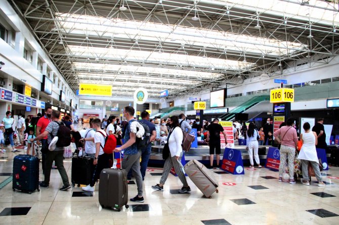 Antalya Havalimanı’nda Tarihi Yoğunluk
