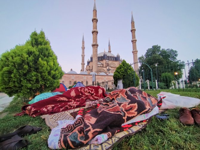 Otellerde Yer Bulamayan Güreş Sevdalıları, Meydanlarda Çadırlarda Uyudu
