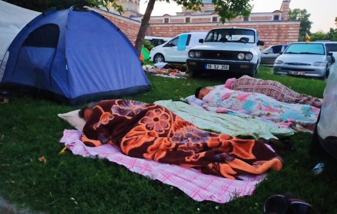 Otellerde Yer Bulamayan Güreş Sevdalıları, Meydanlarda Çadırlarda Uyudu