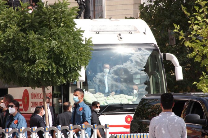 Cumhurbaşkanı Erdoğan Diyarbakır Annelerini Kaldıkları Çadırda Ziyaret Etti