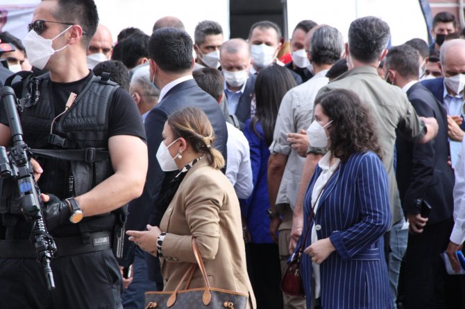 Cumhurbaşkanı Erdoğan Diyarbakır Annelerini Kaldıkları Çadırda Ziyaret Etti