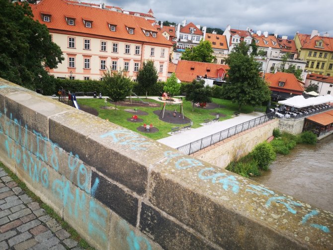 Prag’ın Simgesi Karl Köprüsü’ne Sprey Boyalı Saldırı