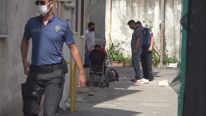 Eşini Bıçaklayarak Öldürdü