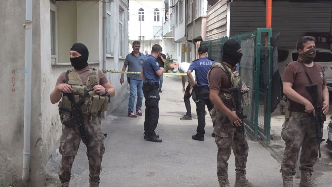 Eşini Bıçaklayarak Öldürdü