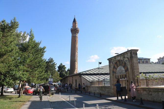 825 Yıllık Sivas Ulu Camii’nin Restorasyon Çalışmalarına Eğik Minaresinden Başlanacak