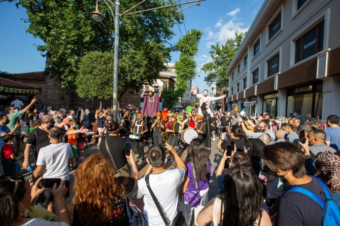 Bursa Sokakları Sanatla Şenleniyor