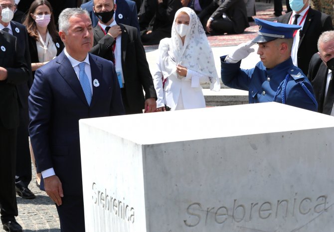 Srebrenitsa Soykırımının 19 Kurbanı Toprağa Verildi