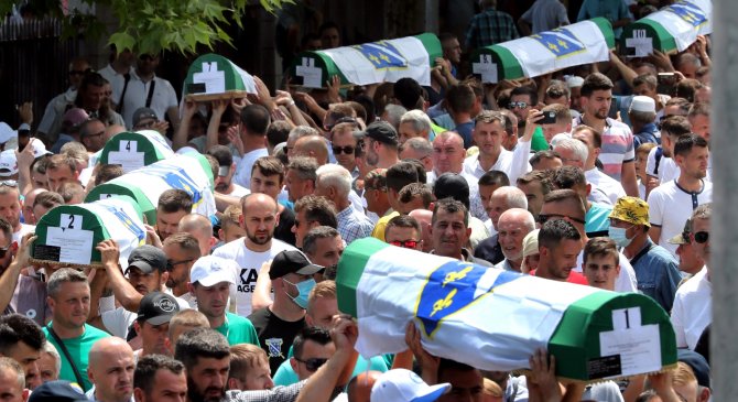 Srebrenitsa Soykırımının 19 Kurbanı Toprağa Verildi