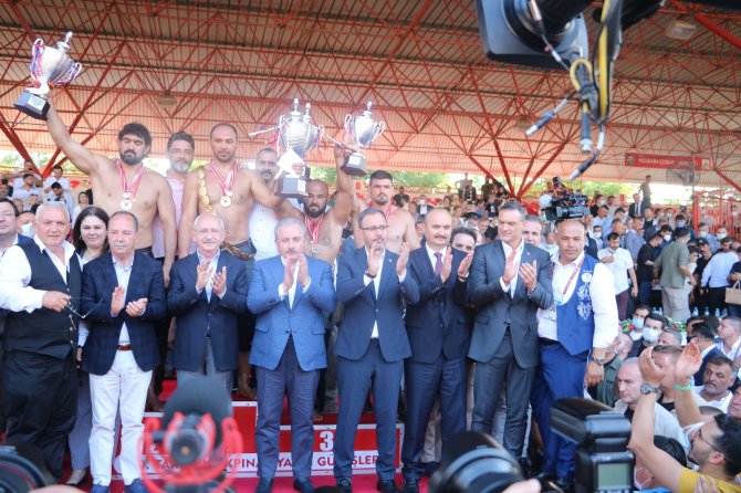 Başpehlivan Gürbüz’e Altın Kemeri Tbmm Başkanı Şentop Taktı