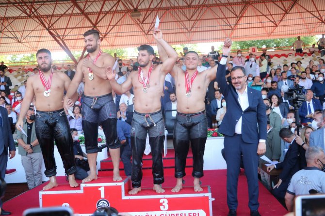 Başpehlivan Gürbüz’e Altın Kemeri Tbmm Başkanı Şentop Taktı
