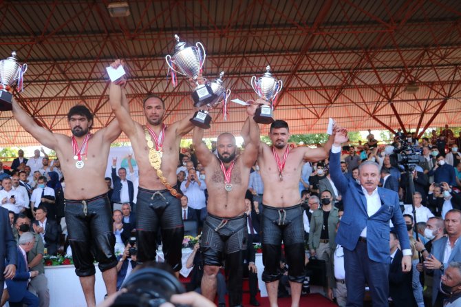 Başpehlivan Gürbüz’e Altın Kemeri Tbmm Başkanı Şentop Taktı