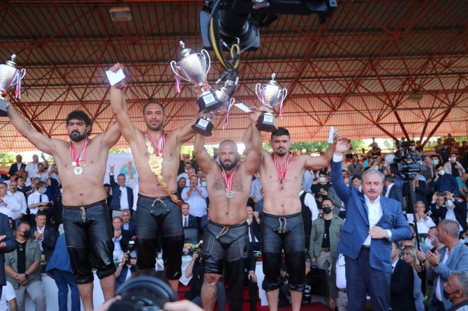 Başpehlivan Gürbüz’e Altın Kemeri Tbmm Başkanı Şentop Taktı
