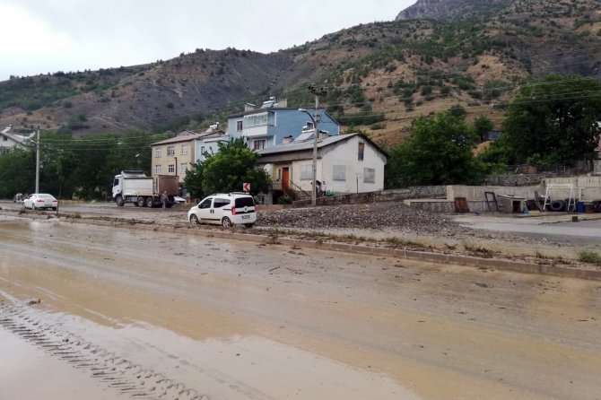 Gümüşhane’de 10 Dakika Süren Dolu Ve Yağmur Sele Neden Oldu