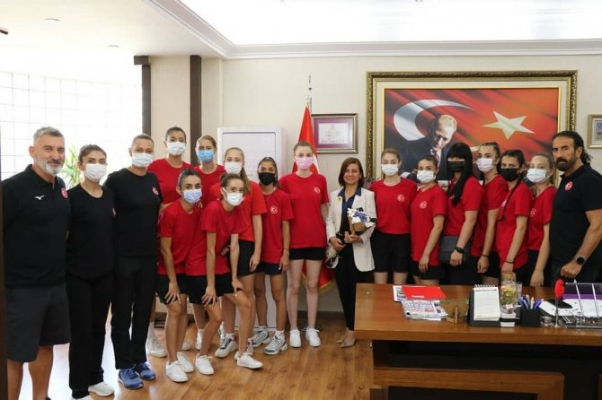 İ̇şitme Engelliler Voleybol Kadın Milli Takımı’ndan Başkan Köse’ye Ziyaret