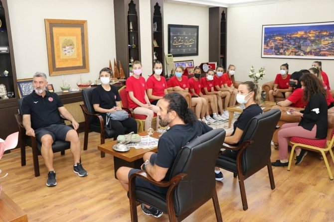 İ̇şitme Engelliler Voleybol Kadın Milli Takımı’ndan Başkan Köse’ye Ziyaret