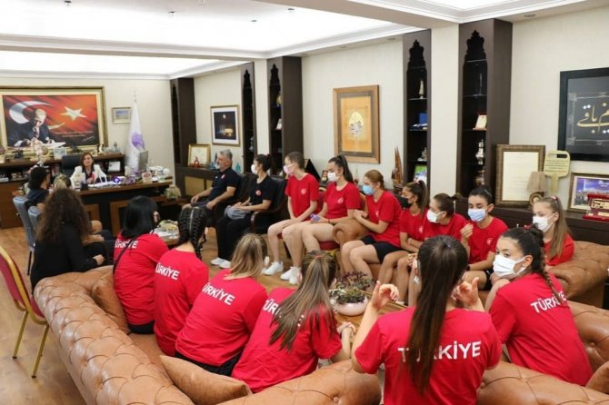 İ̇şitme Engelliler Voleybol Kadın Milli Takımı’ndan Başkan Köse’ye Ziyaret