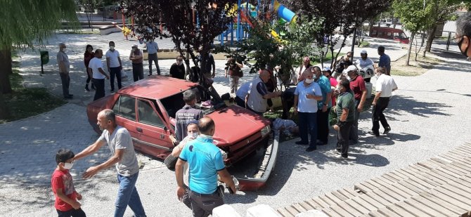 Çorum’da Otomobil Çocuk Parkına Daldı: 1 Yaralı