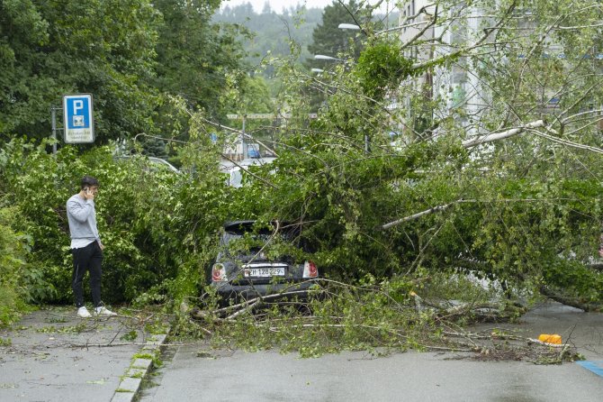 Zürih’i Şiddetli Yağış Vurdu: Cadde Ve Sokaklar Göle Döndü, Ulaşım Durdu
