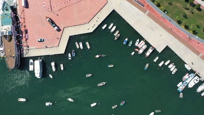 Tuzla’da Temizleme Çalışmaları Sonuç Verdi, Deniz Eski Rengine Döndü