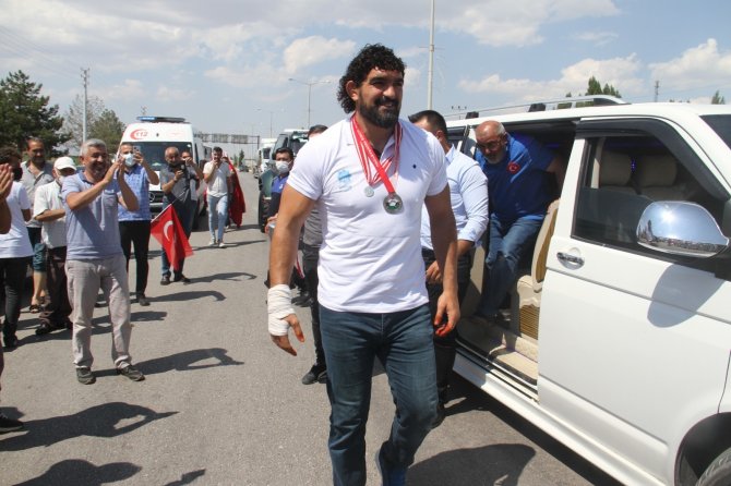 Konyalı Pehlivan İ̇smail Koç Memleketinde ’Şampiyon’ Gibi Karşılandı
