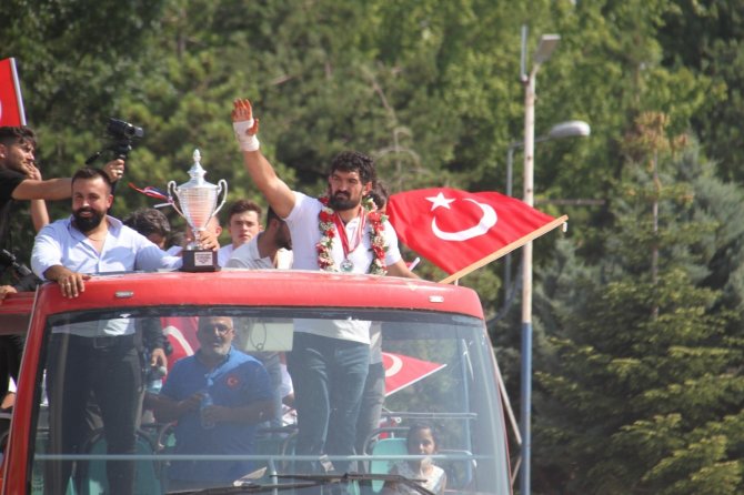 Konyalı Pehlivan İ̇smail Koç Memleketinde ’Şampiyon’ Gibi Karşılandı