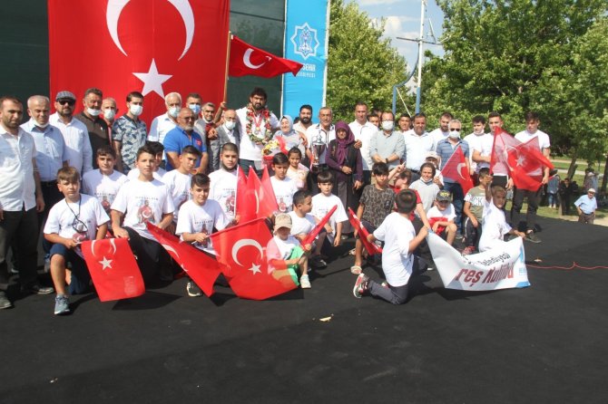 Konyalı Pehlivan İ̇smail Koç Memleketinde ’Şampiyon’ Gibi Karşılandı