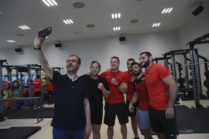 Bakan Kasapoğlu’ndan Tokyo 2020’ye Hazırlanan Milli Sporculara Destek Ziyareti