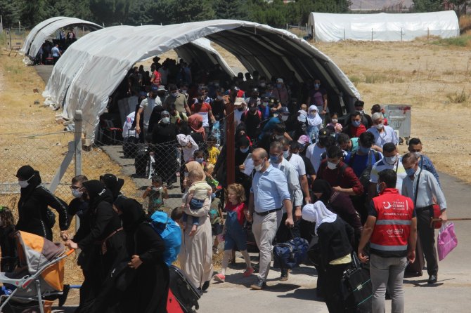 Suriyelilerin Vatan Hasreti Sıcaklık Dinlemiyor