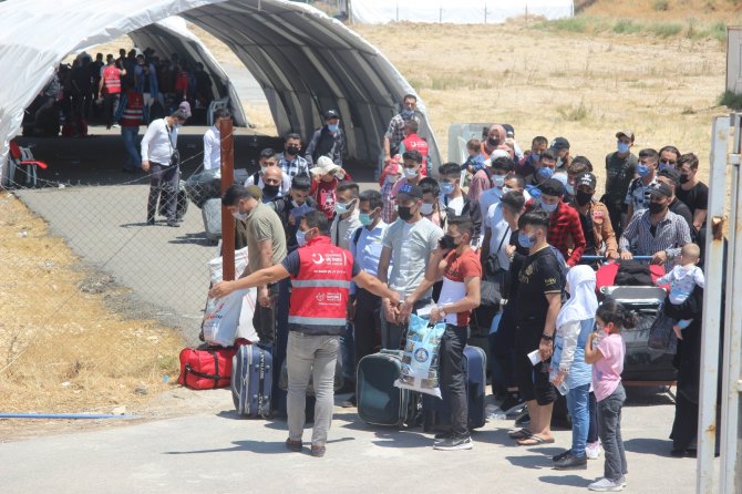 Suriyelilerin Vatan Hasreti Sıcaklık Dinlemiyor