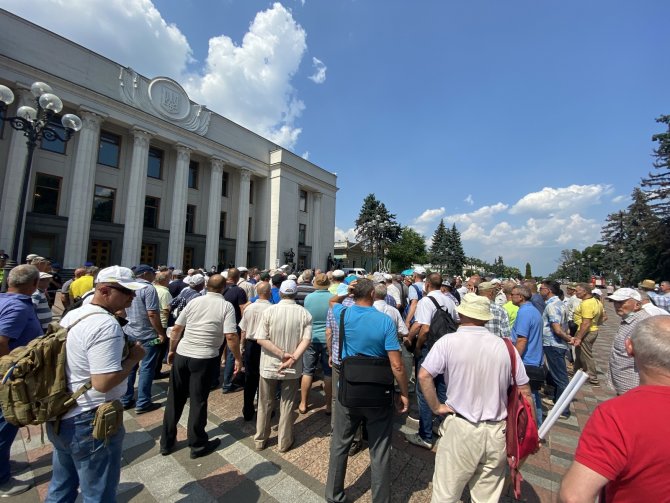 Ukrayna’da Zam İsteyen Gaziler Meclis Binasını Bastı