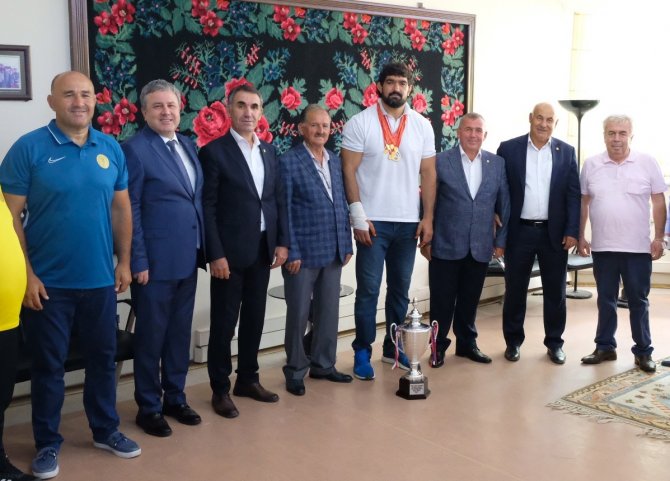 Başpehlivan Koç’a Görkemli Karşılama
