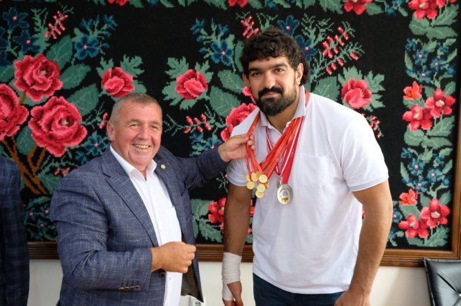 Başpehlivan Koç’a Görkemli Karşılama